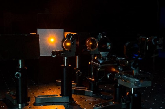 图1 研究人员使用两次倍频将中红外激光转换为黄色激光，可在570nm-596nm范围内调谐。此波段可用于一系列应用中。Varun Sharma供图。